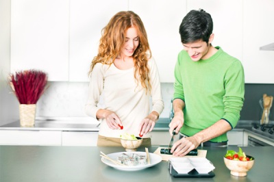 couple-making-sushi-at-home