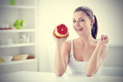 woman-eating-grapefruit